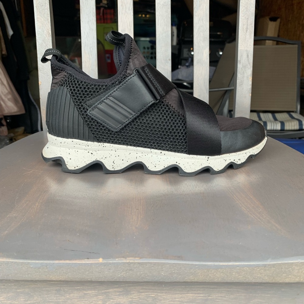 Sorel Womens Kinetics Size 10, GUC, black-and-white, Super comfy great traction